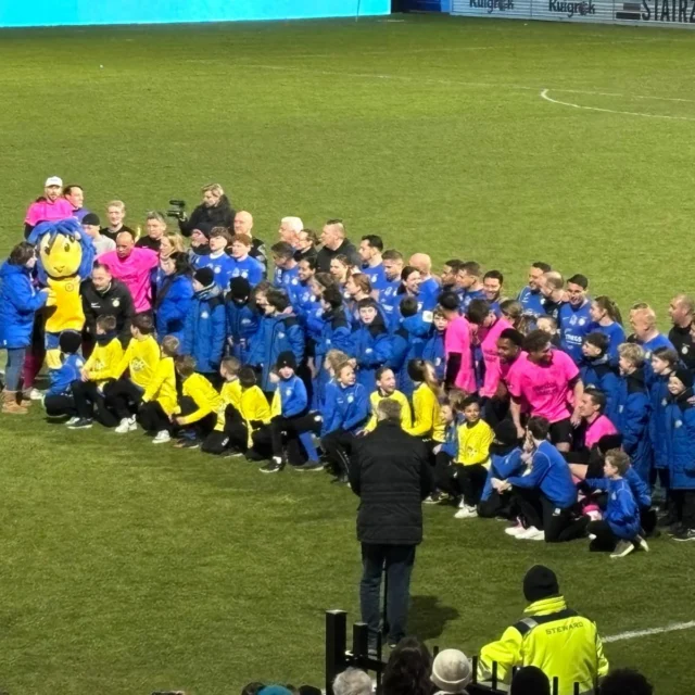 ☀️ Wat een mooie dag was het bij de wedstrijd tussen @fc.lisse en Creators FC! Als onderdeel van Lisse Actief mocht SportSupport samen met de partners @welzijnskwartier , Sportfondsen Lisse en @the.pando.network een side-event organiseren voor bijna 200 enthousiaste kinderen. Met activiteiten als voetbaldarts, een snelheidsmeter en een gatendoel was er voor iedereen iets te doen.

Leuke extra's waren de FC Healthy Drive die JOGG in samenwerking met Creators FC heeft ontwikkeld. Een gezonde variant op de klassieke drive-thru voor de deelnemende influencers! 🥗 En dat Wethouder Riet Austie staatsecretaris Vincent Karremans in Gemeente Lisse heeft mogen ontvangen samen met directeur-bestuurder Marjon Bachra van JOGG landelijk. Om het gesprek over een gezonde social media omgeving te bespreken met influencers en hun agencies.

Het was geweldig om te zien dat deze dag:
🎽 1500 bezoekers op de been bracht
💶 €9700,- opleverde voor IT4kids
 🤝 Een gesprek mogelijk maakte tussen Staatssecretaris Karremans, JOGG en influencers over een gezonde social media omgeving voor jongeren