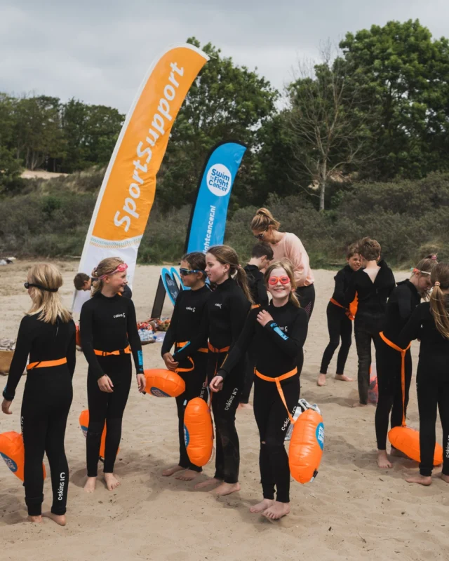 Van spreekbeurt naar samen strijden tegen kanker. Wat begon met een spreekbeurt van twee meiden uit groep 7 van de Julianaschool in Overveen…groeide uit tot iets veel groters.

Zij vertelden hun klas over @swimtofightcancerhaarlem, en nu doet de héle groep mee! 🏊‍♀️💪

De afgelopen weken volgden ze samen een aantal swim clinics ter voorbereiding vol enthousiasme, teamwork en inzet voor een toekomst zonder kanker.

Wat een krachtig voorbeeld van hoe jonge sporters écht het verschil kunnen maken. Trots op deze toppers! 

Bekijk via de link in bio de reportage die  @nhnieuws maakte tijdens de laatste swim clinic. 

#swimtofightcancer #Haarlem #SportSupport #jongenoudinbeweging @jorieke_exler @simone_strating