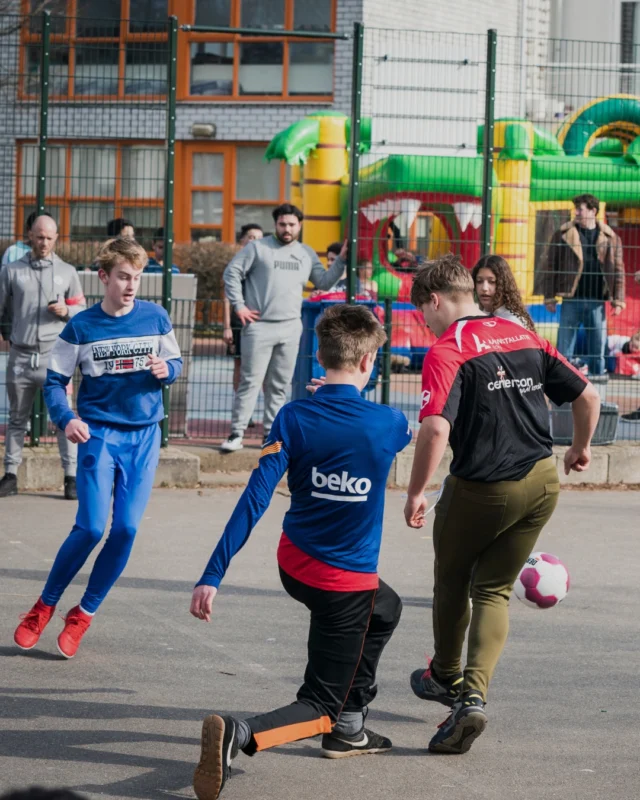 De komende week staat weer bol van de sportieve activiteiten in Haarlem. Of je nu jong of oud bent, er is voor ieder wat wils!

⚽Schoolvoetbaltoernooi Haarlem – Vrijdag 13 juni
De voorrondes voor stadsdeel Noord vinden plaats op Sportpark Pim Mulier. Een mooie kans voor groep 7 en 8 om hun voetbaltalent te laten zien. 

🎉 Buitenspeeldag – Woensdag 11 juni
Heel Kennemerland verandert in één groot buitenspeelfeest! Van buikschuifbanen tot lasergames, er is van alles te doen. 

Bekijk de volledige agenda en meld je aan voor de activiteiten via de link in bio.

#SportSupport #Haarlem #buitenspeeldag #schoolvoetbal #sameninbeweging