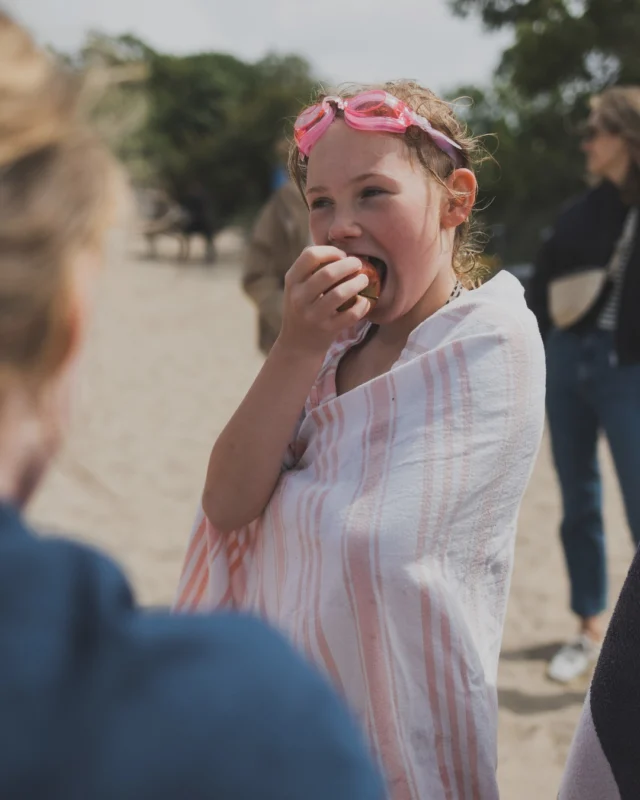 In juni trotseerden stoere leerlingen uit groep 7 het open water  tijdens de Swim Clinic. Zwembril op, lef aan en springen maar! 💦 Zo cool om te zien!

Maar… waarom is zwemmen in open water eigenlijk zo waardevol?

Kids leren niet alleen zwemmen, maar ook hoe ze veilig blijven, in natuurwater- en superbelangrijk met de zomer voor de deur. Verder is buiten in de natuur bewegen gezond en maakt je hoofd lekker leeg, zonder dat je telefoon in de buurt is. 

Een ervaring die ze niet snel vergeten! 💙

#sportsupport #jongenoudinbeweging #gezondekeuzes #gezondevoeding #swimclinic #openwater
