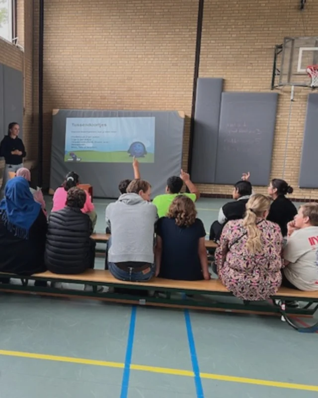 Inmiddels zitten we midden in de derde reeks van Cool 2B Fit. Samen met 11 enthousiaste kinderen sporten we weer iedere woensdag en vrijdag in de gymzaal van de Pantarijn. Op woensdag verzorgen wij de les, op vrijdag doet Fysiotherapie Santwee dit.

Cool 2B Fit is een sportief en leuk leefstijlprogramma voor kinderen die samen met hun ouders of verzorgers werken aan een gezonder gewicht. Voor dit programma is er een goede samenwerking opgezet tussen Fysiotherapie Santwee, Focus Voeding & SportSupport Kennemerland.

Een keer per maand haakt de diëtiste aan bij de sportles op woensdag. Er worden dan informatie gegeven over gezonde voeding en er is voor de kinderen ruimte om vragen te stellen.

Komende tijd staan er ook een aantal proeflessen bij verenigingen op de planning. Binnenkort gaan de kinderen langs bij HMHC Saxenburg voor een hockeyles en bij SV Olympia voor softbal.

Zou uw kind ook mee willen doen aan Cool 2B Fit? Stuur dan een mailtje naar buurtsportcoach Pascalle: ptwisk@sportsupport.nl.