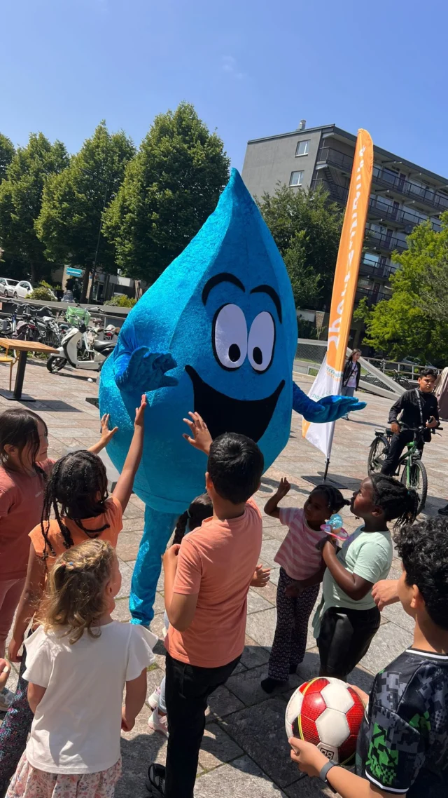 Wat was het een feest hé op de buitenspeeldag 2025? 😍 We hebben genoten van alle blije gezichten, spellen, DE buikschuifbaan, zelf je smoothies fietsen en nog zoveel meer. Wat was jullie favoriete plein en activiteit? 🎊

#jongenoudinbeweging #haarlem #sportsupport #buitenspeeldag2025