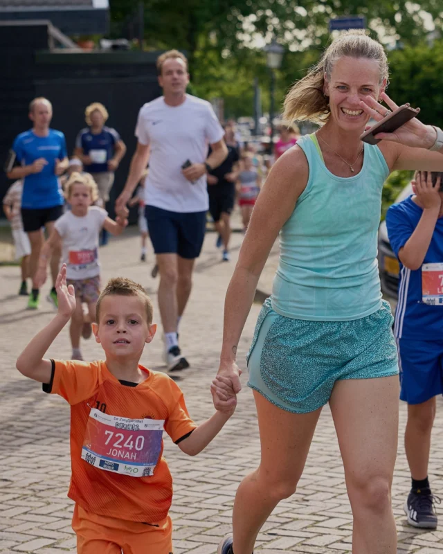 We zijn nog volop aan het nagenieten van deze Grachtenloop editie. Bijna 4.300 hardlopers verschenen vrijdag aan de start van de 29e Grachtenloop – een record! De deelnemers legden 5,5 of 10 kilometer af door de sfeervolle Haarlemse binnenstad,  aangemoedigd door het publiek en onder stralende zomerse omstandigheden ☀️🏃‍♂️

Dankzij extra waterpunten, schaduwplekken en een toporganisatie verliep de warme avond soepel en feestelijk. Op naar de 30e editie! 

#grachtenloop2025 #haarlem #jongenoudinbeweging #zorgspecialistgrachtenloop #haarlem
