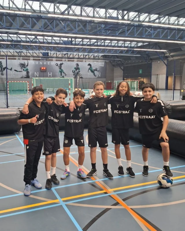Een tijdje geleden organiseerden onze buurtsportcoaches in IJmuiden samen met SRO Velsen het lokale FC Straat-toernooi. De winnaars daarvan vormden het team FC IJMUIDEN, dat gisteren mocht uitkomen in de landelijke FC Straat play-offs het grootste straatvoetbaltoernooi van Nederland, mede mogelijk gemaakt door de Krajicek Foundation en de Cruyff Foundation. ⚽💥

FC IJMUIDEN liet voetbal van hoog niveau zien. Ondanks het hoge niveau hebben we helaas nét geen finaleplek in Rotterdam behaald. 

In maart 2026 starten de nieuwe voorrondes in IJmuiden.
Wil jij meedoen? Hou dan de nieuwsbrief van jouw school in de gaten! 

Samen met SRO Velsen zetten we ons in om jongeren in beweging te krijgen!

#srovelsen #sportsupport #fcstraat #buurtsportcoaches #jongenoudinbeweging