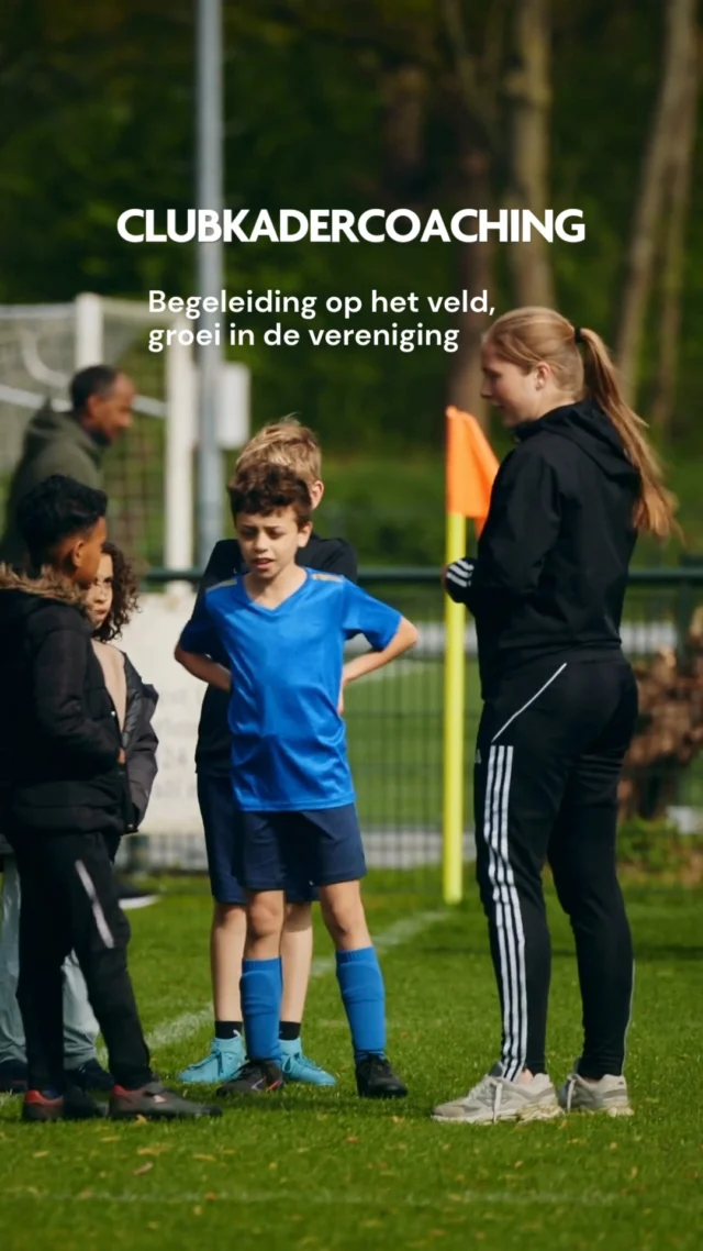 Korfbalvereniging Rapid in Haarlem groeit niet alleen het aantal jeugdspelers, maar ook de kracht van de trainers.💚

Dit seizoen is de vereniging gestart met clubkadercoaching, één van de projecten binnen SportSupport wat inhoudt: begeleiding op het veld, reflectie naast het veld en structurele ondersteuning voor trainers in hun rol.

Vrijwilliger Fanny Verhoeven, ooit speelster in Rapid één, wordt nu opgeleid tot kadercoach. Samen met Clubkadercoach Haarlem kijkt ze mee tijdens trainingen en ontwikkelt ze de vaardigheden om trainers te begeleiden en inspireren.

Een mooi voorbeeld van hoe verenigingen trainersbegeleiding echt in eigen hand nemen, met begeleiding op maat vanuit het project Clubkadercoach Haarlem. 
Kan jouw vereniging ook extra ondersteuning gebruiken? SportSupport helpt graag met passende projecten en begeleiding.

#clubkadercoachhaarlem #sportsupport #rapidhaarlem #trainersbegeleiding #kennermerland