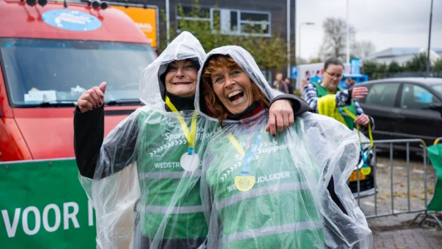Wat een sportief jaar. En dat was nooit gelukt zonder onze geweldige vrijwilligers. 💪
Zelfs in weer, wind en regen jullie stonden er altijd!

📸 Zoals hier tijdens de HeemstedeLoop: altijd een glimlach. Dank jullie wel, toppers! 💚🧡

#heemstedeloop #sportsupport #jongenoudinbeweging #bedankt #vrijwilligers