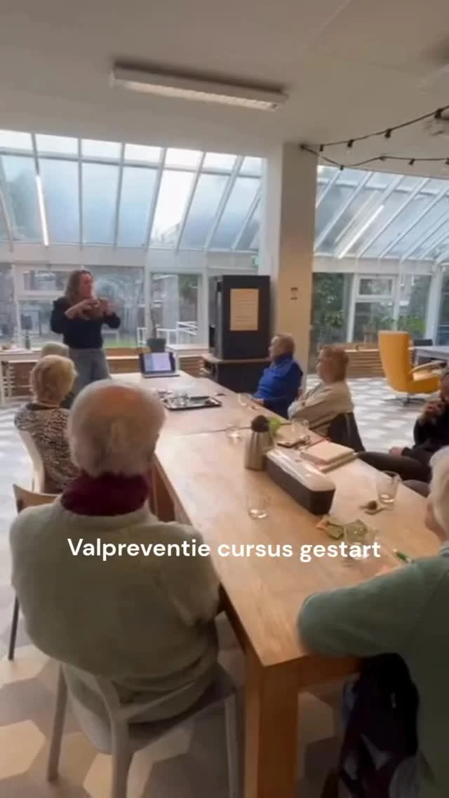 Er is weer een valpreventiecursus gestart, deze keer met samenwerking van de Bibliotheek in Haarlem Schalkwijk. Kijk je mee?

Op verschillende cursusdagen delen professionals hun kennis en inzichten. 
Zo vertelde diëtist Ruby Berkhof over de rol die voeding kan hebben bij het voorkomen van valincidenten, terwijl Helen Tilmans een week later inging op het belang van goed zicht en gehoor. 

Vaak denken we dat het groots moet zijn om écht verschil te maken. Terwijl juist kleine aanpassingen een groot effect kunnen hebben. 

Het doel: praktische tips die makkelijk toepasbaar zijn in het dagelijks leven.

Hoe sterk staat u? 

Ontdek het met Route Gezond SportSupport 💚🧡 

www.route-gezond.nl