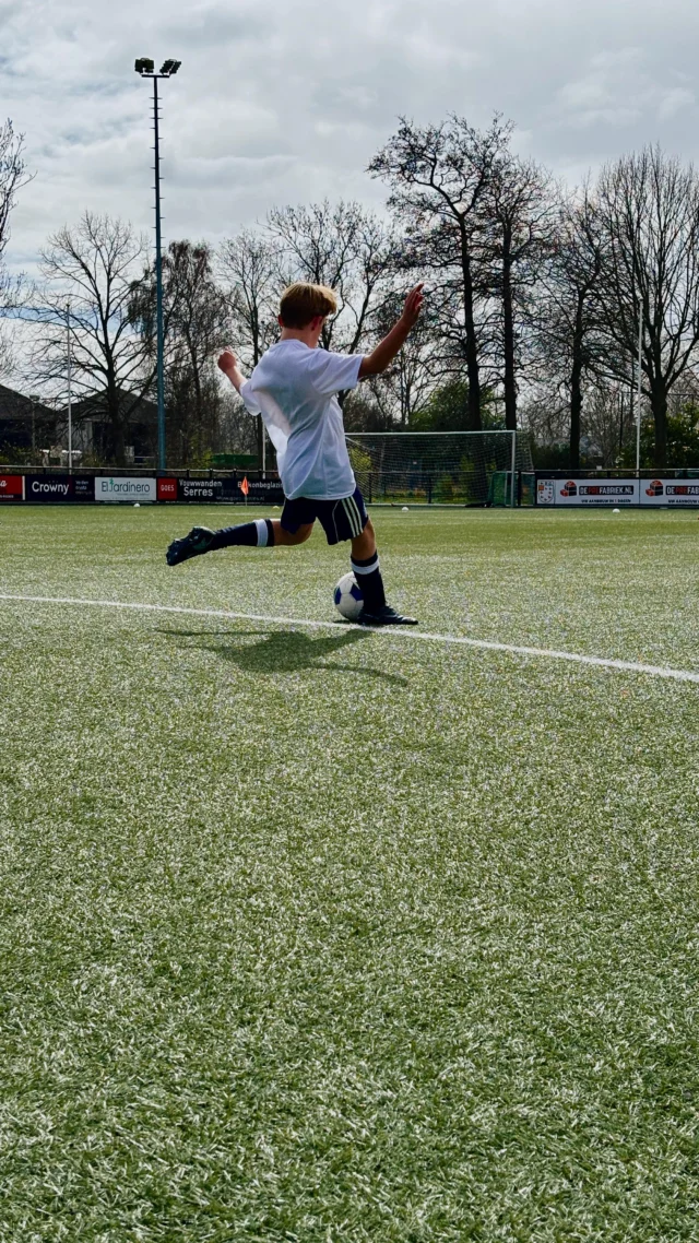 De finale van het HBC schoolvoetbaltoernooi ⚽🔥 Iedereen gaf alles tot de laatste minuut… en wat een ontlading bij het eindsignaal!

In totaal deden er maar liefst 32 teams mee 👏
Trots op alle teams die hebben meegedaan. En natuurlijk gefeliciteerd aan de winnaars 🏆

Dit is waar sport om draait 💚🧡

#hbcschoolvoetbaltoernooi #heemstede #iedereeninbeweging #schoolvoetbal #finale
