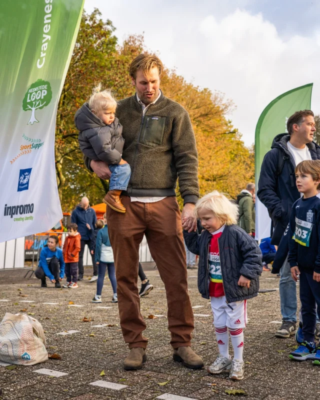 Achter iedere jonge sporter staat vaak een trotse vader langs de lijn 💚🧡

Fijne Vaderdag aan alle supporters, chauffeurs 😉, coaches en helden van vroeger én nu.