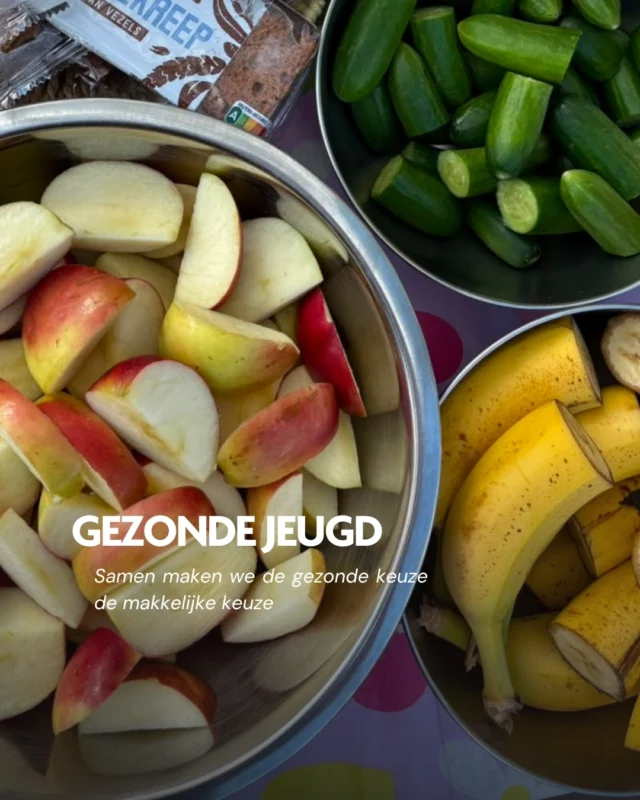 Woensdag was het Nationale Buitenspeeldag en dat vierden we op meerdere locaties en in verschillende gemeenten. Op het Voortingplantsoen in de Haarlemse wijk het Rozenprieel organiseerde onze buurtsportcoach Beau de Buitenspeeldag en op een spelende, verassende en lekkere manier 😋 bracht zij gezond eten en drinken onder de aandacht.

Samen maken we de gezonde keuze de makkelijke keuze 🍎