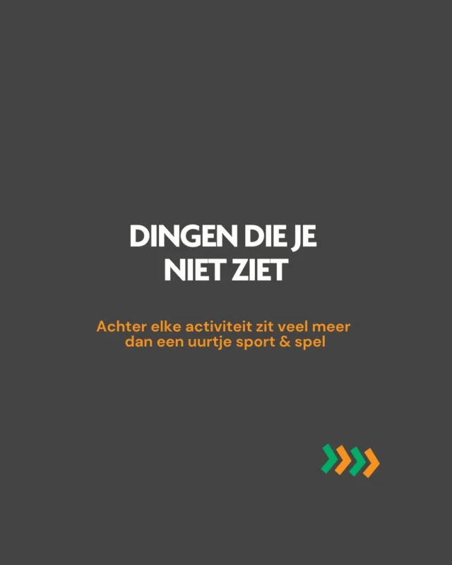 Misschien heb je deze zomer wel meegedaan aan één van onze zomer-activiteiten☀️

Je ziet een sportveld vol plezier, springkussens, watergevechten, een buurtsportcoach en een groep kids of ouderen die in beweging is.

Maar wat je niet ziet, is alles wat daaraan voorafgaat.

De voorbereiding. De overleggen. Het bedenken van activiteiten. Een bus vol materialen. En buurtsportcoaches die de wijk kennen, mensen verbinden en iedere dag klaarstaan om jong en oud in beweging te brengen.

In deze serie nemen we je mee achter de schermen. Want soms zit de grootste impact juist in wat je niet ziet 💚