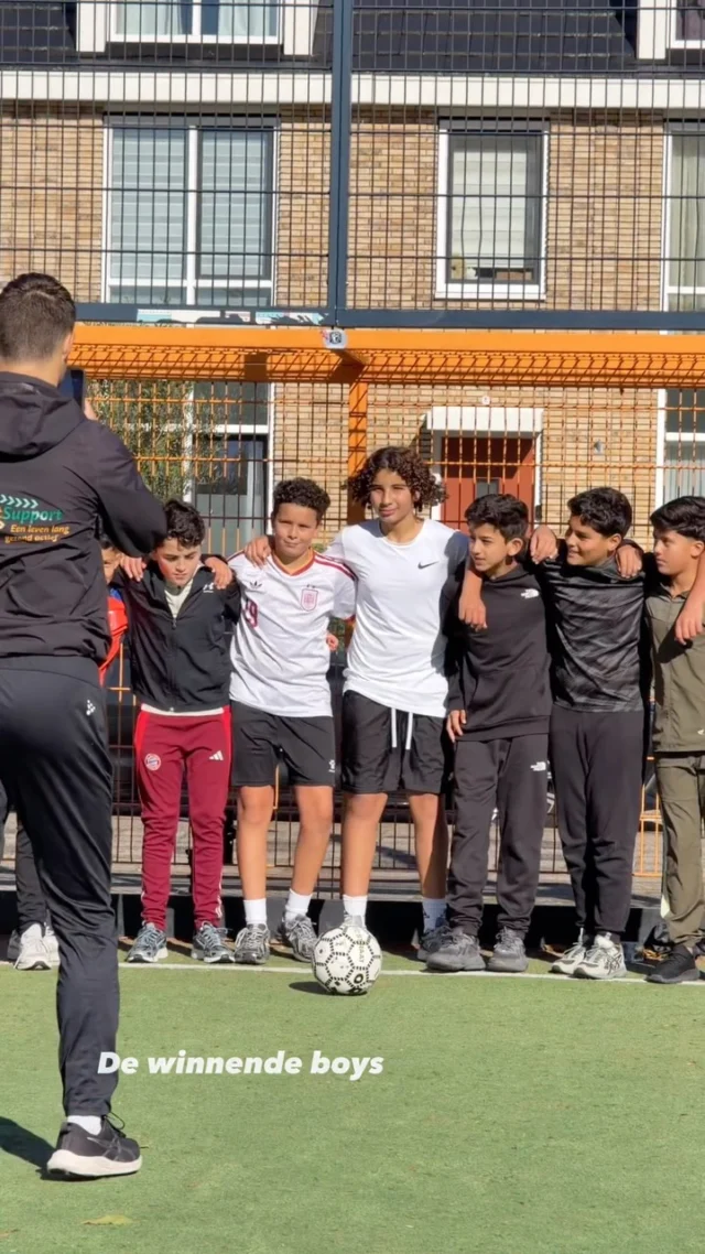 FC STRAAT in actie! ⚽

Er werd fanatiek gestreden tijdens de voorrondes van FC STRAAT! Mooie acties, spannende potjes en onze buurtsportcoach kreeg een panna om z’n oren 😂👀

En natuurlijk hebben we ook winnaars! 🏆

Deze week staan er nog veel meer leuke herfstvakantieactiviteiten op het programma. 

Check onze agenda en doe gezellig mee!

#jongenoudinbeweging #sportsupport #haarlem #herfstvakantietip