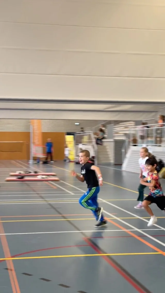 Van badminton tot kickboksen!

Tijdens de SportMix in IJmuiden konden kinderen kennismaken met verschillende sporten. Van voetbal en basketbal tot judo, volleybal en nog veel meer. Genoeg te proberen dus!

En IJmuiden is niet de enige plek waar we als SportSupport actief zijn. Ook op andere plekken in Kennemerland organiseren we volop sport- en beweegactiviteiten. 

Benieuwd wat er bij jou in de buurt te doen is? Check onze activiteitenagenda op sportsupport.nl!